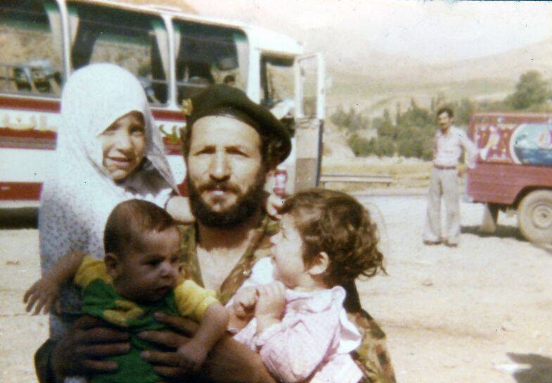 شهید سیدمجتبی هاشمی پیش از رفتن به جبهه در حال خداحافظی با خانواده اش
