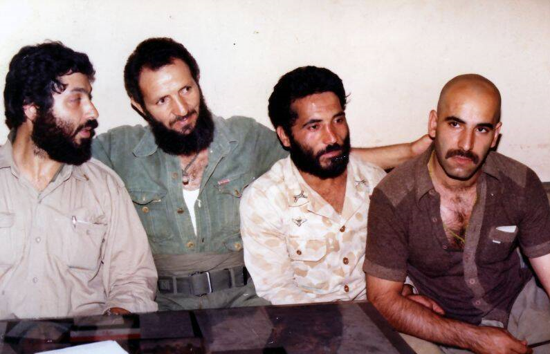 شهید سیدمجتبی هاشمی (با لباس سبز) فرمانده گردان فداییان اسلام و نیروهایش